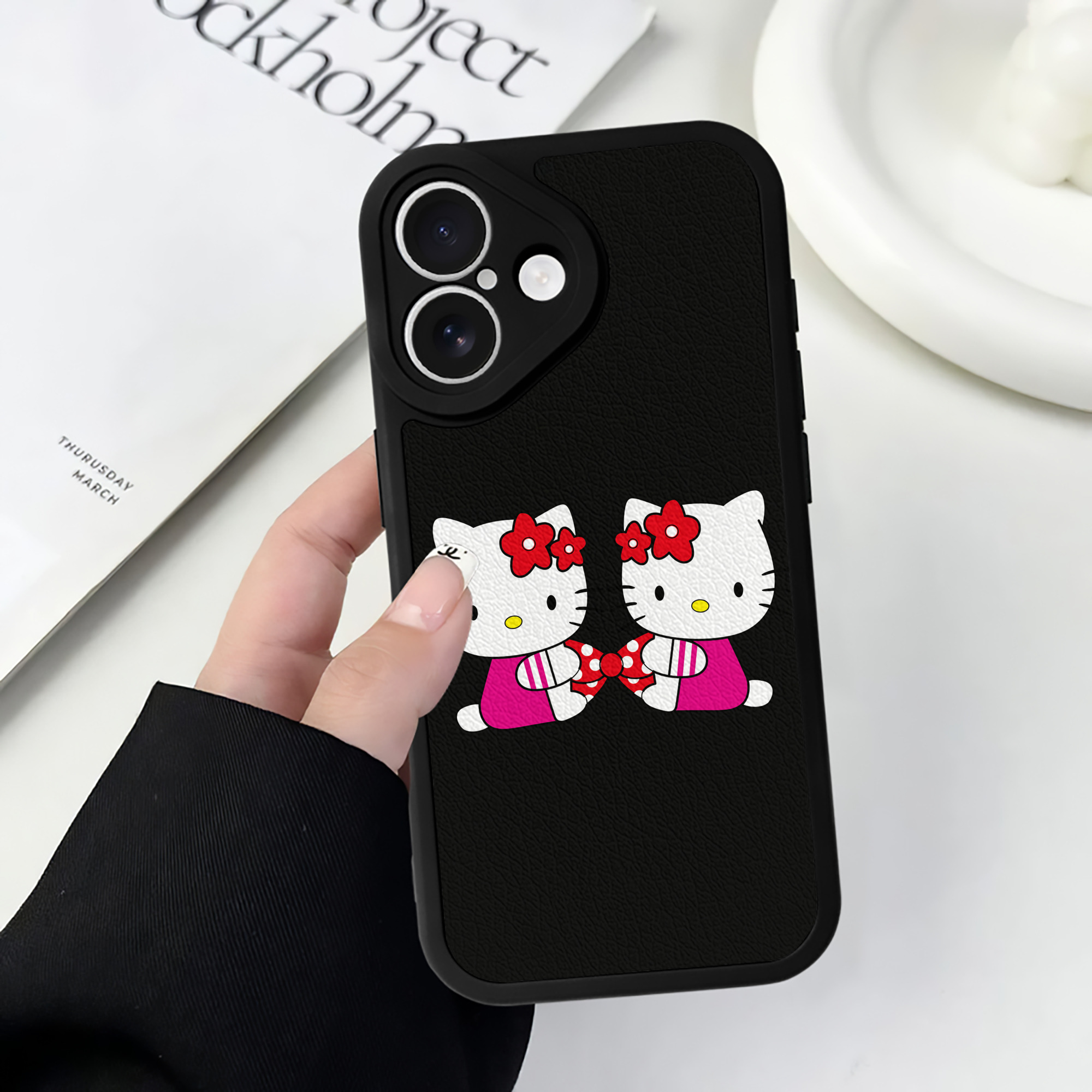 （画像用） Hello Kitty ハローキティ 【iPhone 16シリーズ対応】シリコンスマホケース（レザー調） 材質：シリコン
